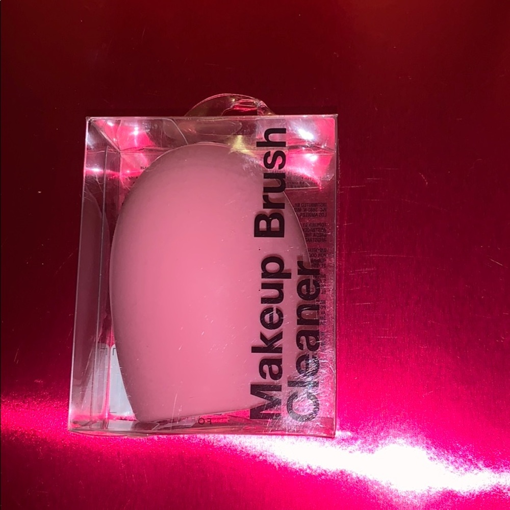 Makeup brush cleaner